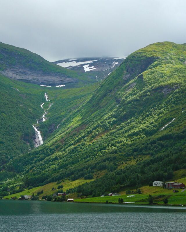 It's always worth it to take some time and just watch the shadows and lights change the mystic landscape and mood in a view of seconds.
.
.
#shadow #light #green #snow #landscape #nature #hardangerfjord #photography #onthetopoftheworld #norway #adventure #instalike #amazing #outdoor #theoutdoorfolk #sonyalpha #naturephoto #ig_world_photo #youngnaturephotographers #toptags #nature_brilliance #nature_lovers #wanderlust