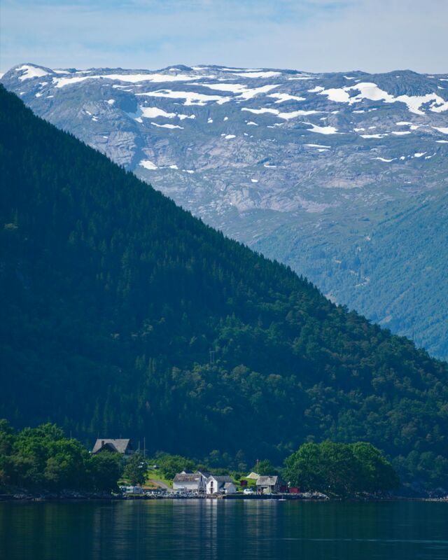 Imagine... You are at 0 meters above sea level and look at the world-famous glaciers of Hardangervidda national park.
These are the moments you'll never forget.
.
.
 #photography #norway #theoutdoorfolk #instalike #onthetopoftheworld #toptags #hardangerfjord #amazing #landscape #youngnaturephotographers #adventure #ig_world_photo #outdoor #nature #naturephoto #snow #light #shadow #wanderlust #nature_brilliance #nature_lovers  #mountain