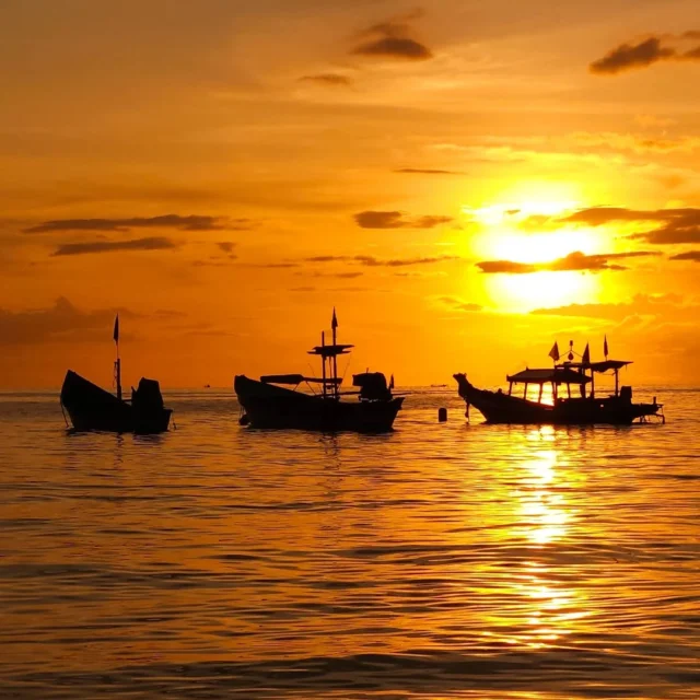 Thailand's islands, especially Koh Tao and Koh Phangan, are renowned for their breathtaking sunsets! 🌅✨ There's nothing quite like watching the sun dip below the horizon, painting the sky in hues of orange, pink, and purple. Each evening offers a unique display, creating the perfect backdrop for unforgettable moments. Whether you're relaxing on the beach or enjoying a beachfront bar, the sunsets here remind us of the beauty of nature. 
#youngnaturephotographers #onthetopoftheworld #adventure #ig_world_photo #sonyalpha #photography  #wanderlust #outdoor #instapic #instalike  #toptags #theoutdoorfolk #nature_lovers #nature_brilliance #amazing #view #trip #ig_world_colors #igs_world #awesome_photographers #theworldshotz #beautifuldestinations #allaroundtheworld #mytravel #happy #sunset